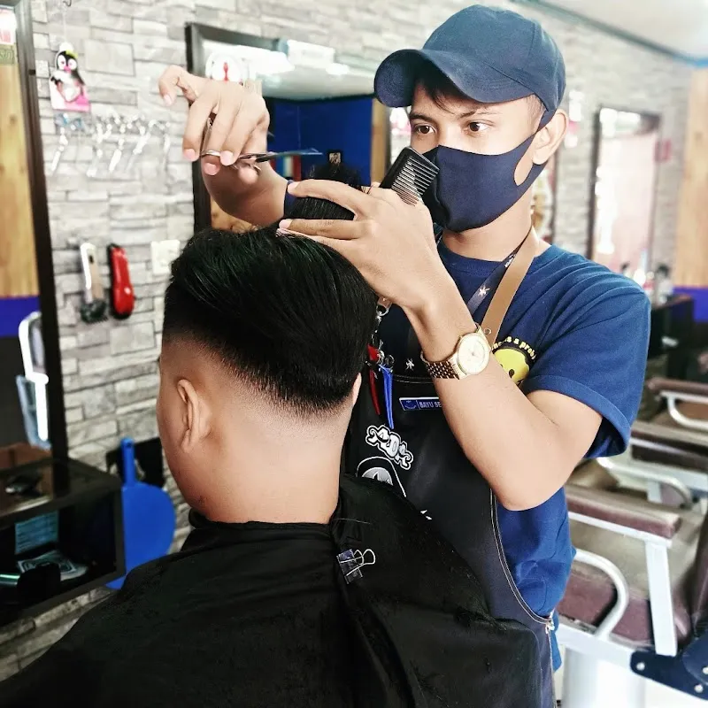 Panggilan Cukur yang Selalu Ditunggu Warga Adipala
